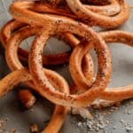 Pretzels romenos grandes e crocantes com sal e gergelim – covrigi