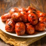 Pienet paistetut chorizomakkarat tapas-naposteltavana