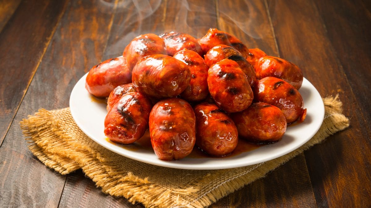 Kleine Chorizo-Würstchen, im Airfryer gebraten – ein Tapas-Snack
