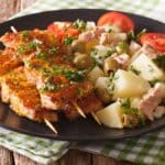 Frigărui de porc marinate în boia afumată, chimion și usturoi – pinchos morunos din Spania