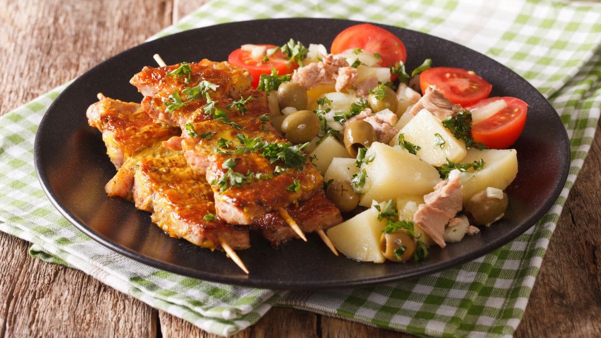 Spyd med svinekød marineret i røget paprika, spidskommen og hvidløg. kaldet Pinchos morunos i Spanien