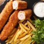 Knusprig panierte, mit Serranoschinken und Käse gefüllte Schweineröllchen – Flamenquines