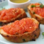 Petit-déjeuner espagnol classique : pain grillé frotté à la tomate fraîche, à l'ail et à l'huile d'olive