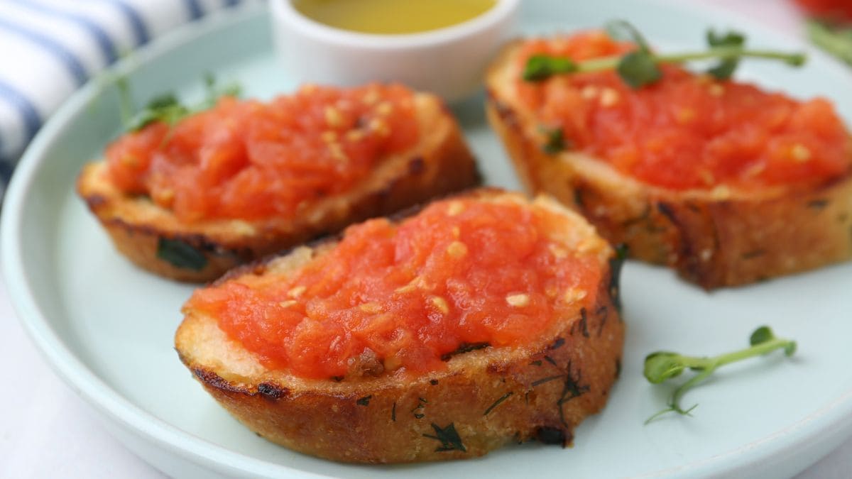 Den helt klassiske spanske morgenmad som er ristet brød gnedet med frisk tomat, hvidløg og olivenolie.