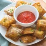 Ravioli rumeniți crocanți la airfryer, cu sos marinara călduț pentru înmuiat