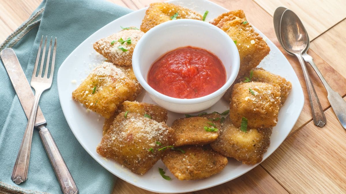 Sprøde ristede ravioli fra airfryeren med lun marinarasauce til at dyppe i