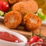 Supplì – petites croquettes de riz allongées fourrées à la mozzarella fondue