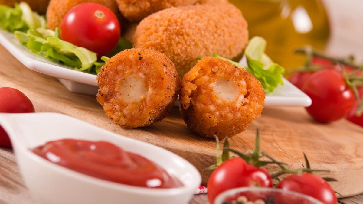 Det er små aflange riskroketter fyldt med smeltet mozzarella