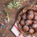 Castagnole sind kleine, süße Teigbällchen, außen knusprig und innen weich