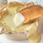 En hel camembert som snittes i toppen, og fyldes med lidt hvidløg og timian kvist.