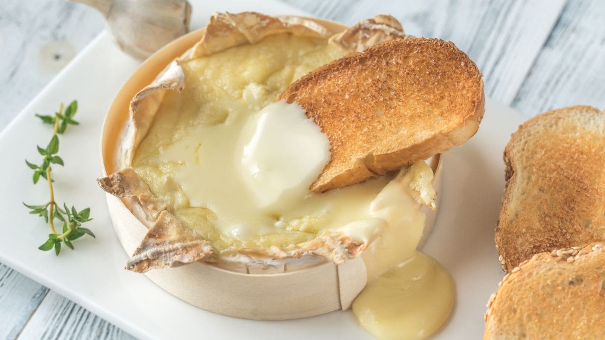 En hel camembert som snittes i toppen, og fyldes med lidt hvidløg og timian kvist.
