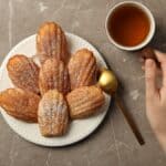 Madeleines er små, traditionelle franske kager, der er kendt for deres karakteristiske muslingeform og bløde, svampede konsistens