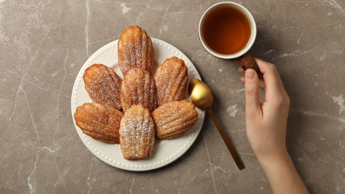 Madeleines er små, traditionelle franske kager, der er kendt for deres karakteristiske muslingeform og bløde, svampede konsistens