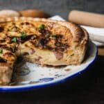 Franske klassiker inden for madtærter. Den stammer oprindeligt fra Lorraine-regionen med sin sprøde mørdejsbund, sit salte fyld af bacon og gruyère