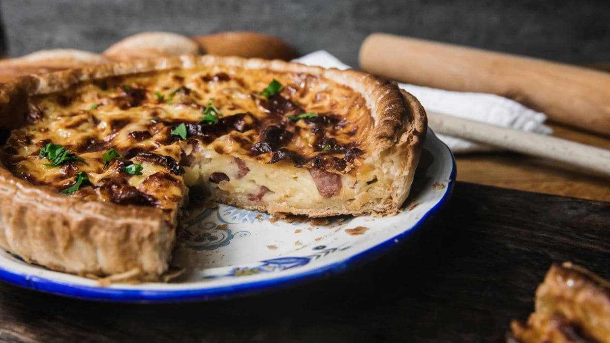 Franske klassiker inden for madtærter. Den stammer oprindeligt fra Lorraine-regionen med sin sprøde mørdejsbund, sit salte fyld af bacon og gruyère