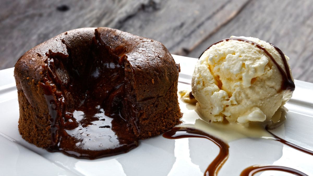 Blødende portions anrette chokoladekage, muffin størrelse er Fondant au chocolat