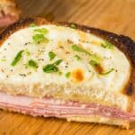 Classico croque monsieur francese con prosciutto cotto, formaggio fuso e besciamella cremosa