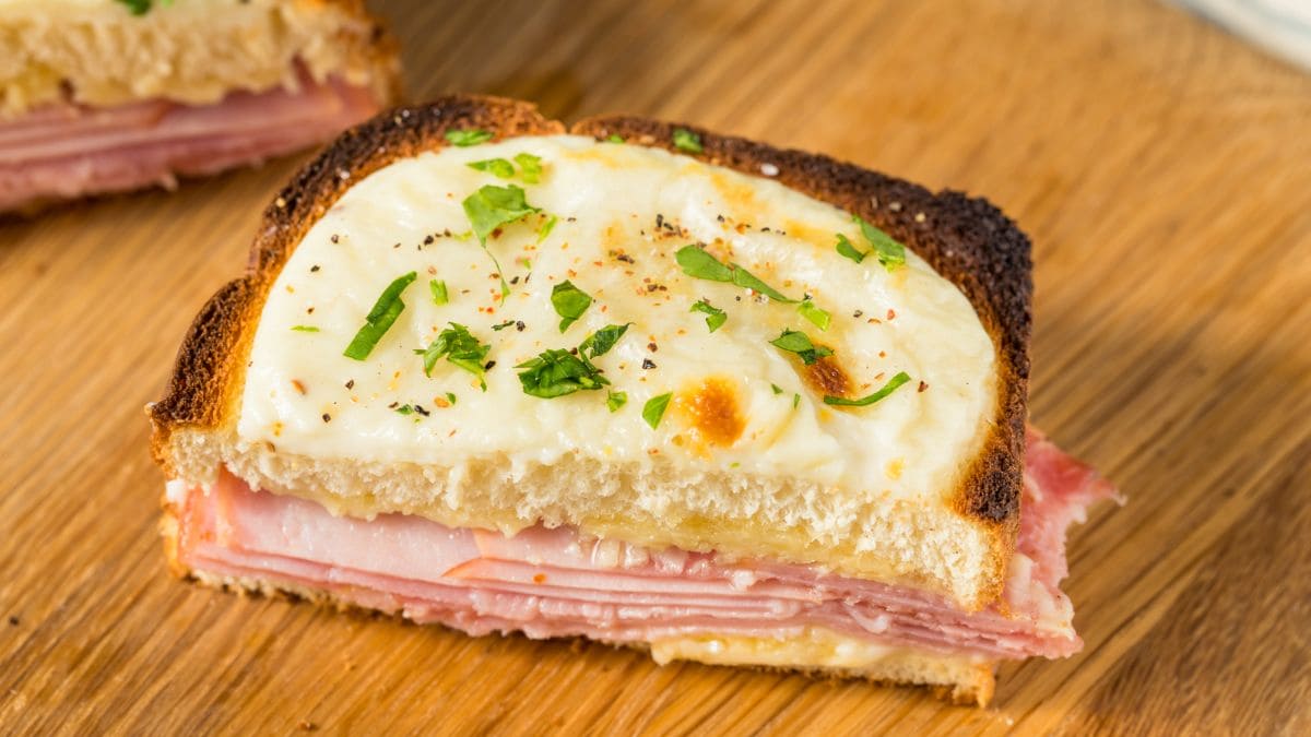 En Croque Monsieur er en klassisk fransk bistro-sandwich bestående af lunt hvedebrød, god skinke og masser af smeltet ost, der traditionelt bindes sammen af en cremet bechamelsauce