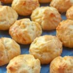 Gougères – luftiges französisches Brandteiggebäck mit geriebenem Gruyère