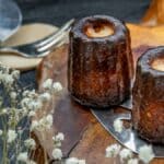 Små franske cannelés med rom og vanilje, myk kjerne og mørk, karamellisert skorpe