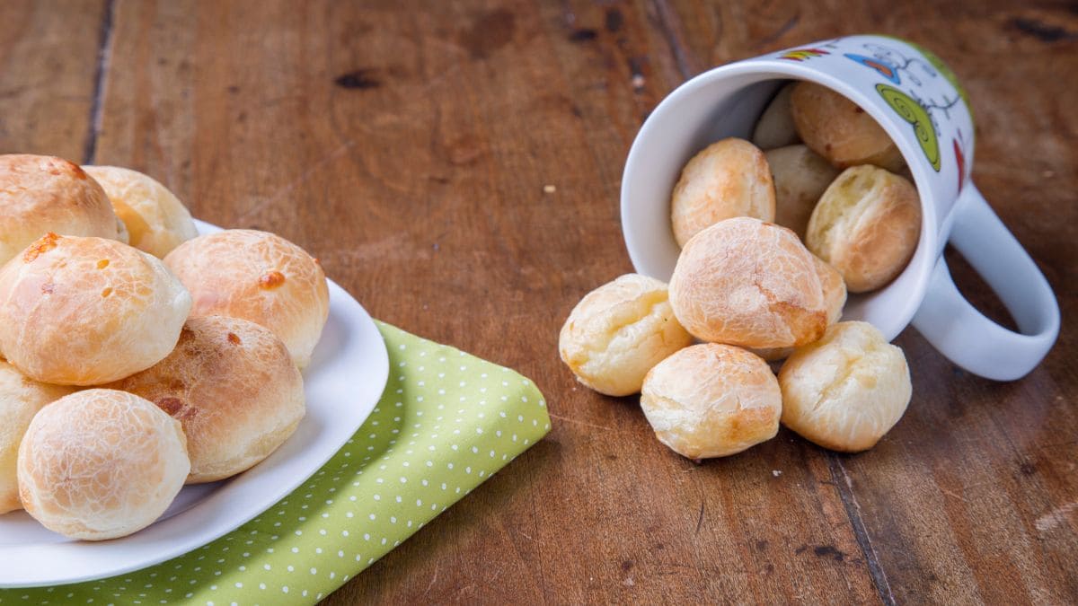 Pão de queijo eller brasiliansk ostebrød er en lille, bagt ostebolle