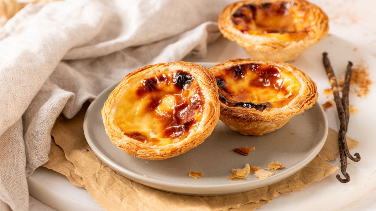 Portugals ikoniske lille kage linser med butterdej og ægge vaniljecreme