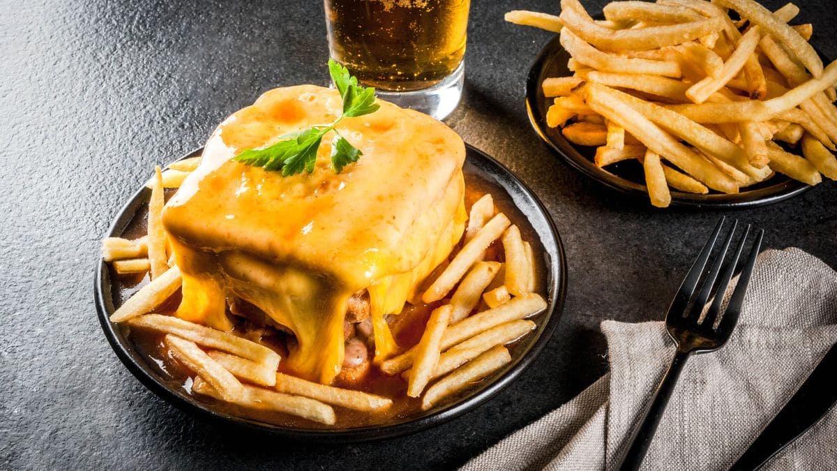 En portugisisk sandwich, oprindeligt fra Porto, lavet med lag af ristet brød og en steak, hvorover skiver af ost smeltes ved at øse en næsten kogende tomat- og ølsauce kaldet molho de francesinha over