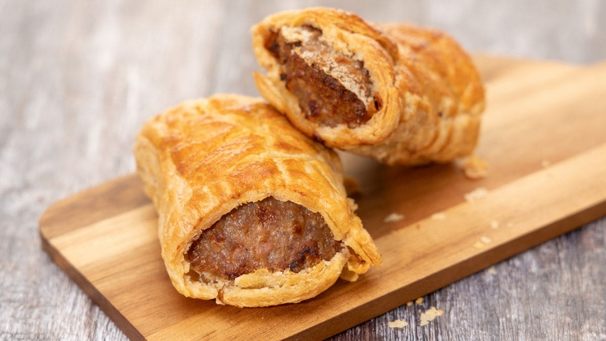 Måske Englands mest populære snack on-the-go. Det er pølsefars rullet ind i butterdej