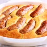 Toad in the Hole, un adevărat clasic englezesc în care cârnații întregi se coc în aluat de Yorkshire pudding