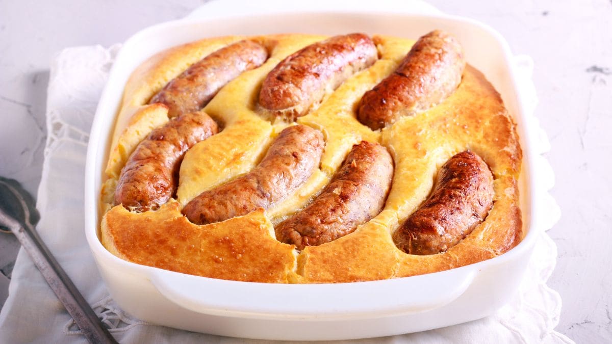 Toad in the Hole En ægte engelsk klassiker, hvor hele pølser bages i en Yorkshire pudding-dej.
