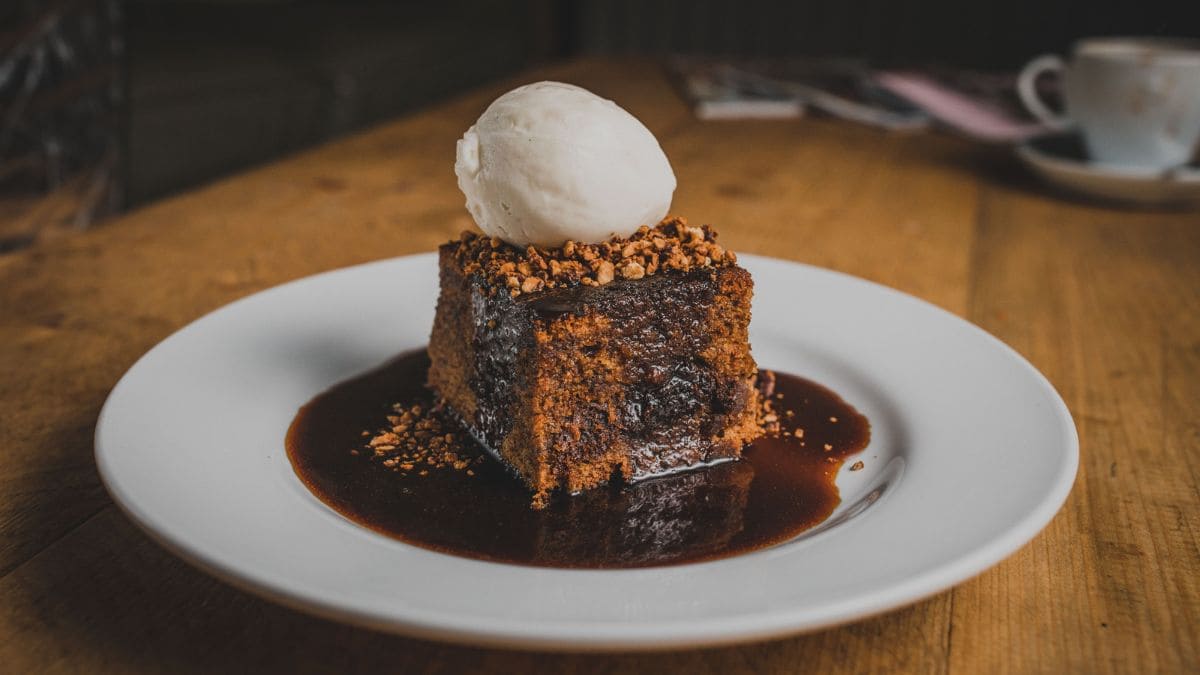 Sticky toffee pudding er en engelsk dessert, der består af en fugtig svampekage dækket af en toffeesauce, serveret med en kugle vaniljeis.