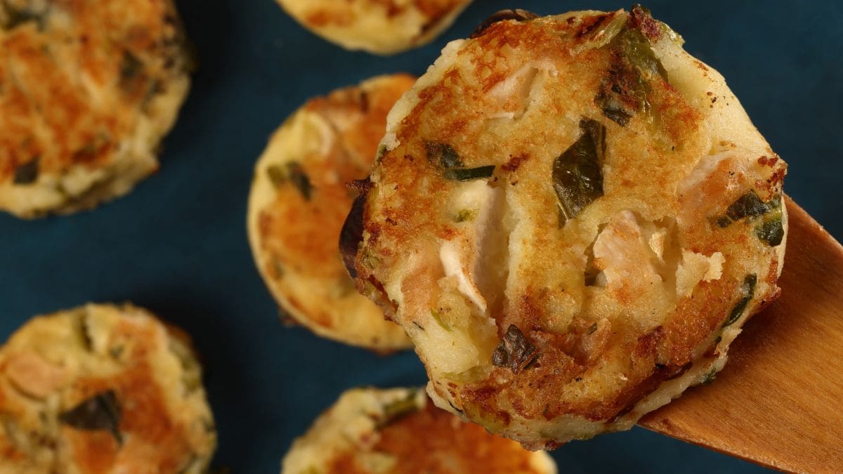 Bubble and squeak er en engelsk ret lavet af kogte kartofler og kål, blandet sammen som en mos og formes til flade frikadeller og steges sprøde.
