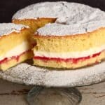 En Victoria Sponge Cake er en tidløs, britisk klassiker til tetid sandkage med syltetøj og smør creme