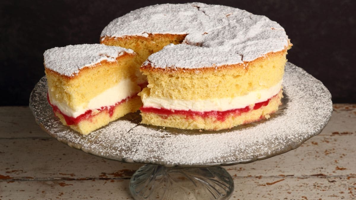 En Victoria Sponge Cake er en tidløs, britisk klassiker til tetid sandkage med syltetøj og smør creme