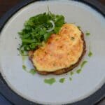 Welsh rarebit, originalmente Welsh rabbit, un plato clásico de pub británico del siglo XVIII