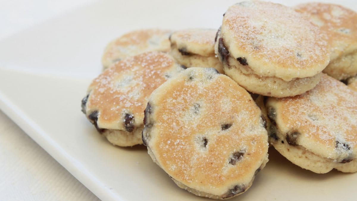 Welsh cakes, også kendt som griddle cakes, er et traditionelt sødt brød fra Wales.