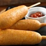 Corn dogs, populær amerikansk snack: pølser på spyd dyppet i maismelsdeig