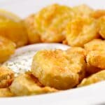 En sprød snack, der stammer fra det sydlige USA. Retten består typisk af skivede dildagurker, som vendes i en krydret dej og efterfølgende bages sprøde.