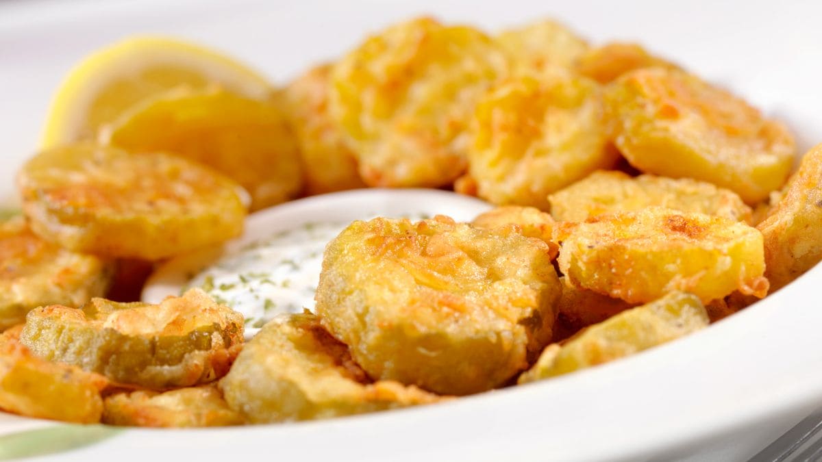 En sprød snack, der stammer fra det sydlige USA. Retten består typisk af skivede dildagurker, som vendes i en krydret dej og efterfølgende bages sprøde.