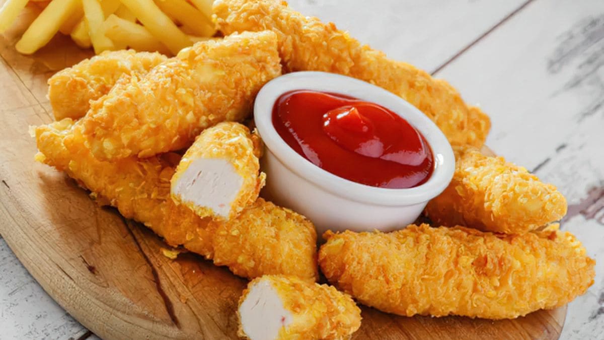 Møre, sprøde og saftige stykker af kyllinginderfilet, der vendes i en krydret panering og bages.