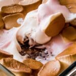lækre s'mores i et ildfast fad. Først chokolade plader eller i stykker i bunden, så skumfiduser og bagt det i airfryer, dyp i det med kiks når det er færdigt.