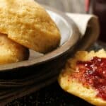 En blød og flaget madbrødsklassiker fra USA's sydstater. De minder i udseende lidt om britiske scones, men er ikke søde.