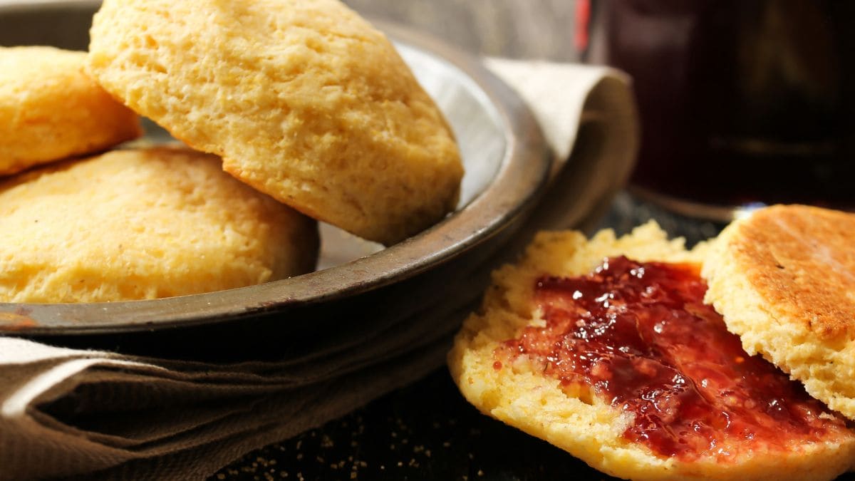 En blød og flaget madbrødsklassiker fra USA's sydstater. De minder i udseende lidt om britiske scones, men er ikke søde.