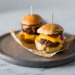 Yumuşak brioche ekmeklerinde peynirli ve dana etli küçük, lezzetli cheeseburgerler
