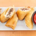 en fusionsret, der kombinerer det bedste fra en klassisk, fedtet amerikansk cheesesteak med det sprøde ydre fra en asiatisk forårsrulle.
