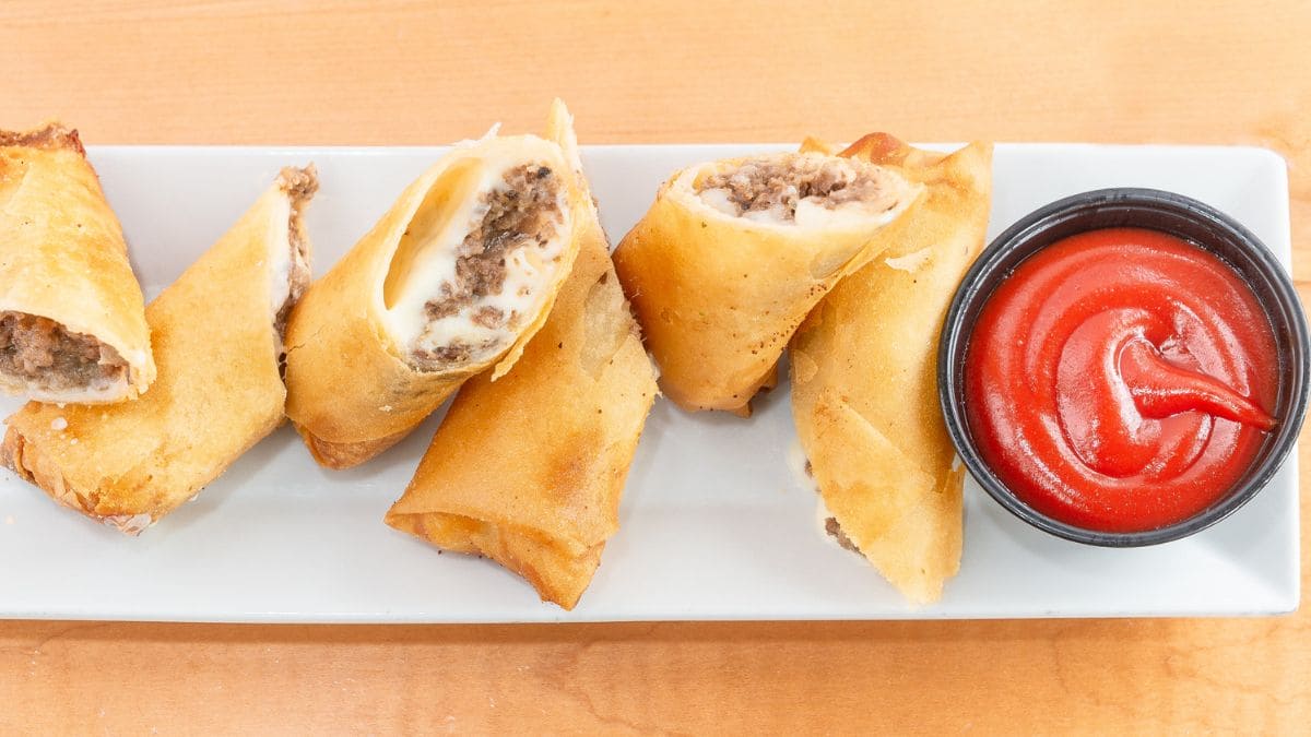 en fusionsret, der kombinerer det bedste fra en klassisk, fedtet amerikansk cheesesteak med det sprøde ydre fra en asiatisk forårsrulle.