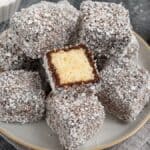 australske kager lavet af firkanter af blød kage overtrukket med et ydre lag chokoladesauce og rullet i kokos.