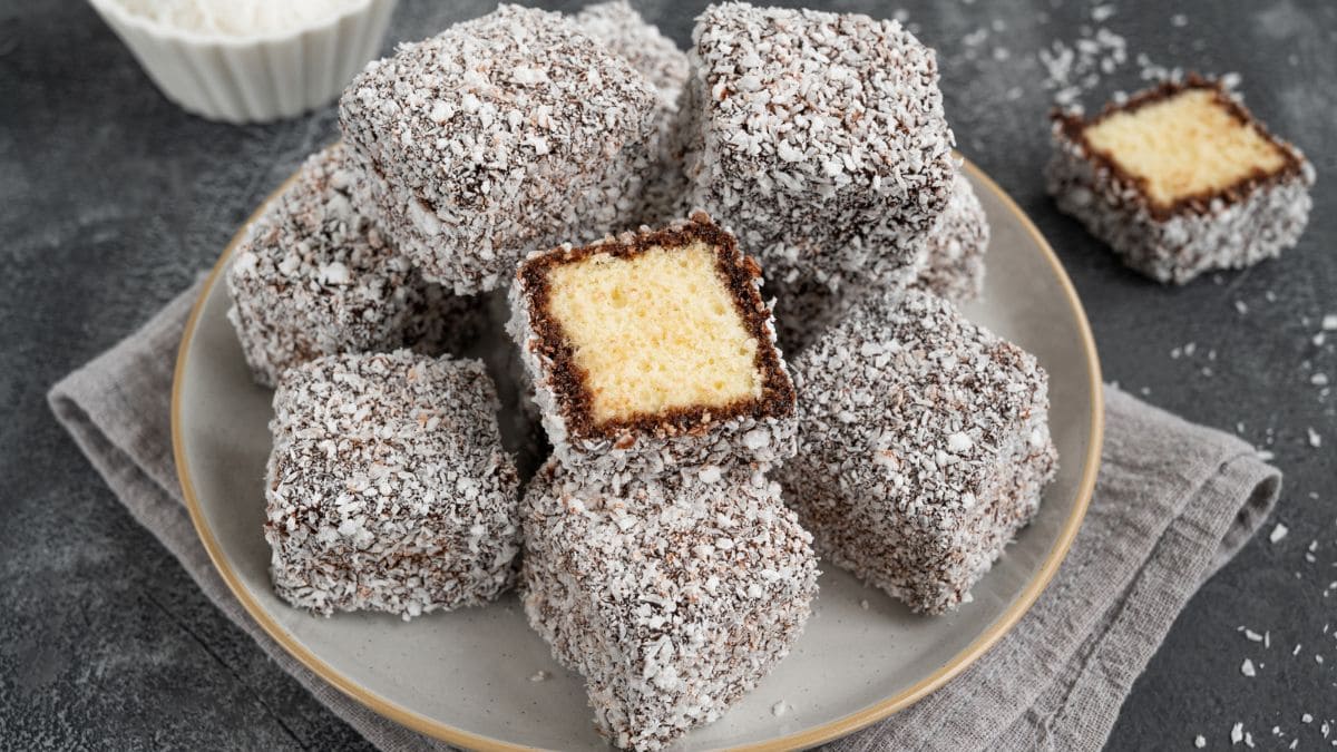 australske kager lavet af firkanter af blød kage overtrukket med et ydre lag chokoladesauce og rullet i kokos.