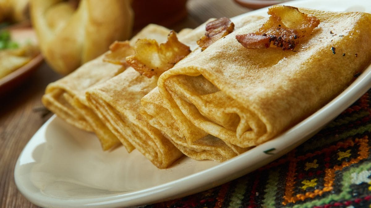 Nalysnyky, tynde, traditionelle ukrainske pandekager, der rulles med et fyld af ost og bages