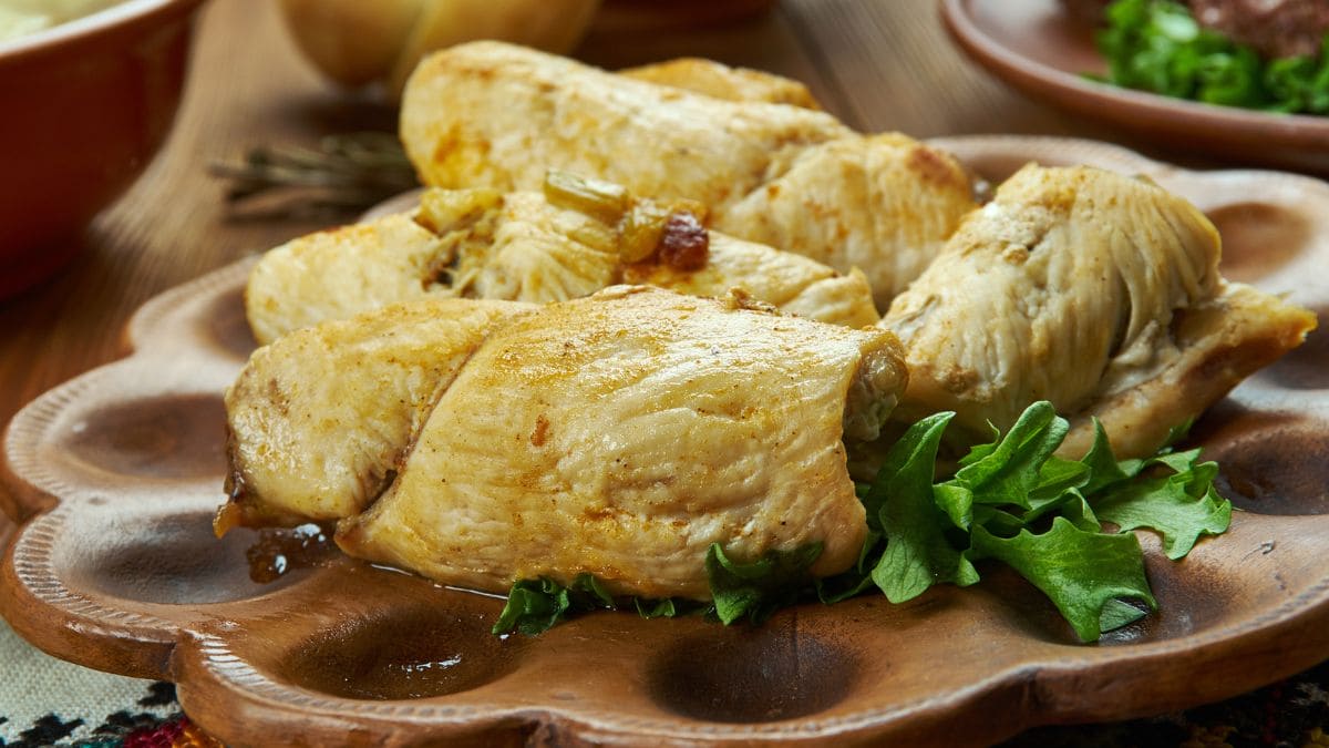Kruchenyky, smagfuld ukrainsk hverdags. Retten består af tynde skiver svinekød, som bankes flade, fyldes med en blanding af stegte svampe og løg